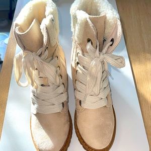 NWOT- ROXY WOMENS WHITLEY BOOT. Faux fur & text Al upper TPR Sole.Sz. 5